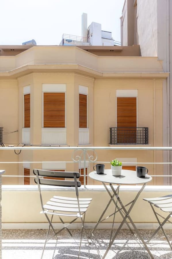 Outdoor dining - Mooeve Exarchia 05 - Chic Apartment with balcony (Athina)
