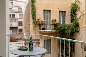 Outdoor dining - Mooeve Exarchia 08 - Great Apartment with balcony (Athina)