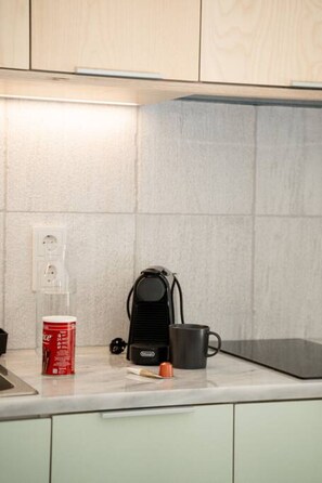 Fridge, microwave, stovetop, coffee/tea maker - Mooeve Exarchia 08 - Great Apartment with balcony (Athina)