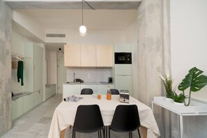 Fridge, microwave, stovetop, coffee/tea maker - Mooeve Exarchia 08 - Great Apartment with balcony (Athina)