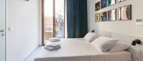 Bureau, fer et planche à repasser, lit parapluie, Wi-Fi