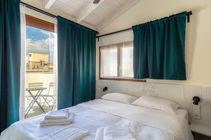 2 chambres, bureau, fer et planche à repasser, lit de bébé portatif
