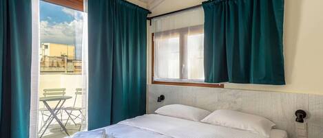 2 Schlafzimmer, Schreibtisch, Bügeleisen/Bügelbrett, Reisekinderbett