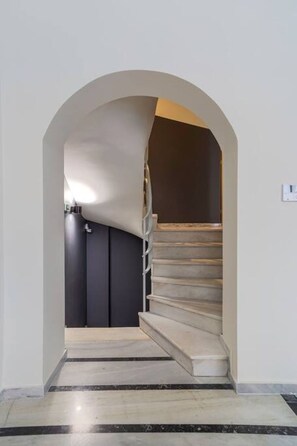 Interior - Mooeve Exarchia 01 - Spacious Apartment with patio (Athina)