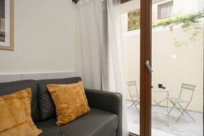 Living area - Mooeve Exarchia 01 - Spacious Apartment with patio (Athina)