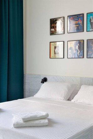 1 slaapkamer, een bureau, een strijkplank/strijkijzer, reisbedje