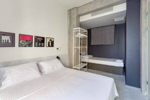 Bureau, fer et planche à repasser, lit parapluie, Wi-Fi