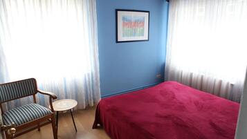 2 Schlafzimmer, Schreibtisch, Bügeleisen/Bügelbrett, Reisekinderbett