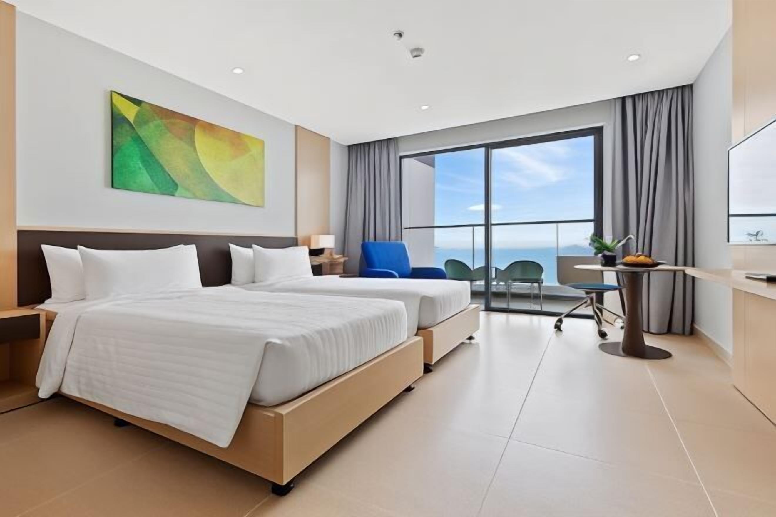 Zimmersafe, Verdunkelungsvorhänge, Bügeleisen/Bügelbrett