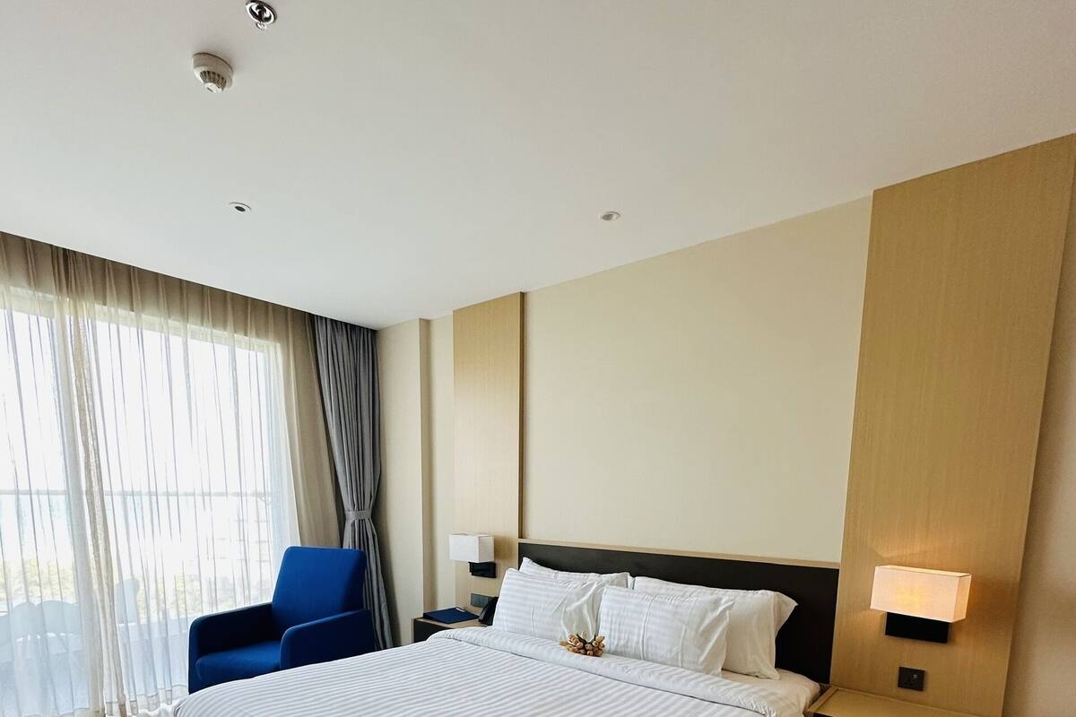 Deluxe Double Room, Partial Ocean View | In-room safe, blackout drapes, iron/ironing board, WiFi (free)