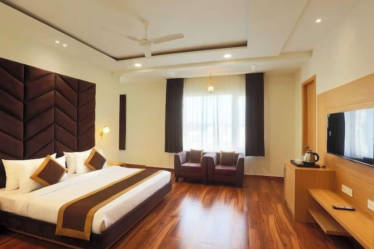 Executive Suite | 1 bedroom, soundproofing, free WiFi, bed sheets
