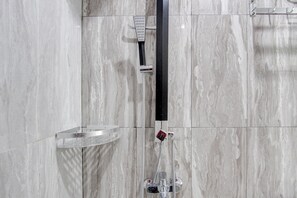 Shower, towels, soap - Collection O 93742 Sidodadi Hotel Dan Resto (Wonosari)