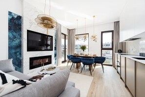 Lägenhet Deluxe - utsikt mot marinan | Vardagsrum | Smart-tv