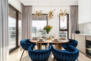 Deluxe Apartment, Marina View | In-room dining - Sol Marina Resort Wyspa Sobieszewska II - LoftAffair Collection (Pruszcz Gdanski)