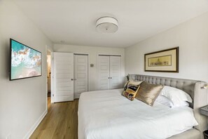 3 habitaciones, escritorio y tabla de planchar con plancha