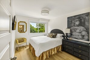 3 bedrooms, desk, iron/ironing board, travel crib