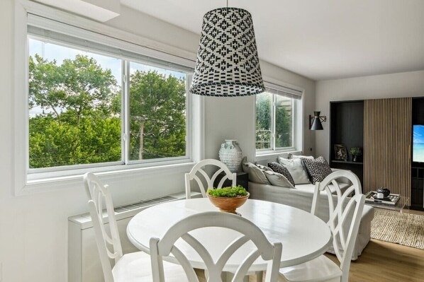 TV - Crystal City Boutique Flats 2BR / Free Parking (Arlington)