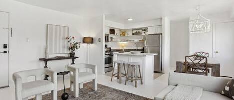 Una televisión, una chimenea