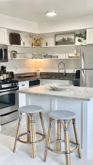 Een koelkast, een microgolfoven, een oven, een kookplaat