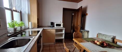 Frigorífico, microondas, lavavajillas y cafetera o tetera