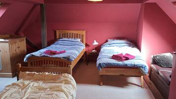 5 bedrooms, iron/ironing board, WiFi, bed sheets