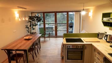 Fridge, oven, stovetop, cookware/dishes/utensils