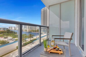 Property grounds - Modern 2 BR : Infiniti Pool, Gym, Balcony (Hallandale Beach)