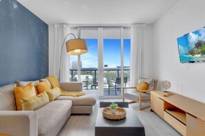 TV, offices - Modern 2 BR : Infiniti Pool, Gym, Balcony (Hallandale Beach)