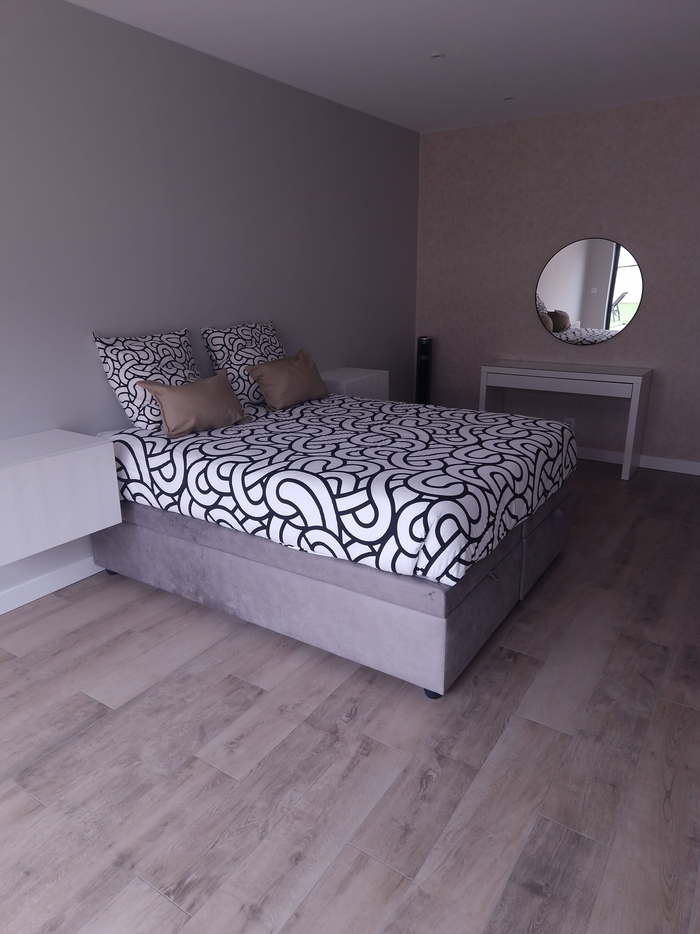 4 slaapkamers, een bureau, een strijkplank/strijkijzer, reisbedje