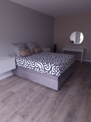 4 chambres, bureau, fer et planche à repasser, lit parapluie