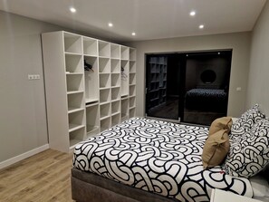 4 habitaciones, escritorio y tabla de planchar con plancha