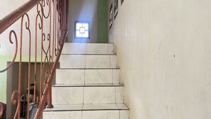A staircase with white marble steps and a wrought iron railing. - Hotel O Guest House Akbarrinna (Babulu)