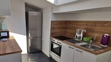 Een koelkast, een magnetron, een kookplaat, een vaatwasser