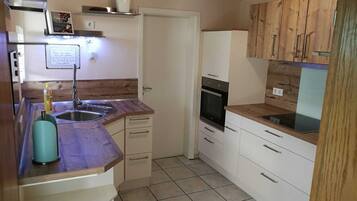 KĂŒhlschrank, Mikrowelle, Herdplatte, GeschirrspĂŒler