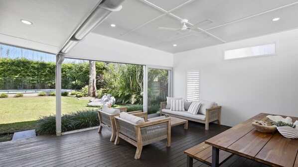 Outdoor dining - Heated swimming pool and walk to beach (BATEAU BAY)