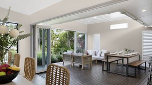 Dining - Heated swimming pool and walk to beach (BATEAU BAY)