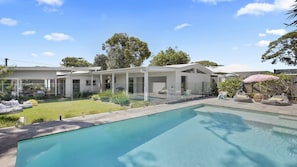 A heated pool - Heated swimming pool and walk to beach (BATEAU BAY)