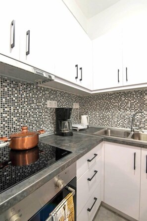 Geladeira, micro-ondas, fogão, cooktop