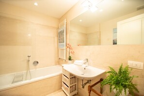 Shower, hair dryer, bidet, towels - Piazza Bernardini Apartment in Center Town (Lucca)