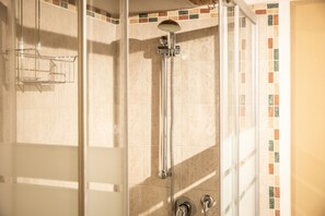Dusche, Haartrockner, Bidet, Handtücher