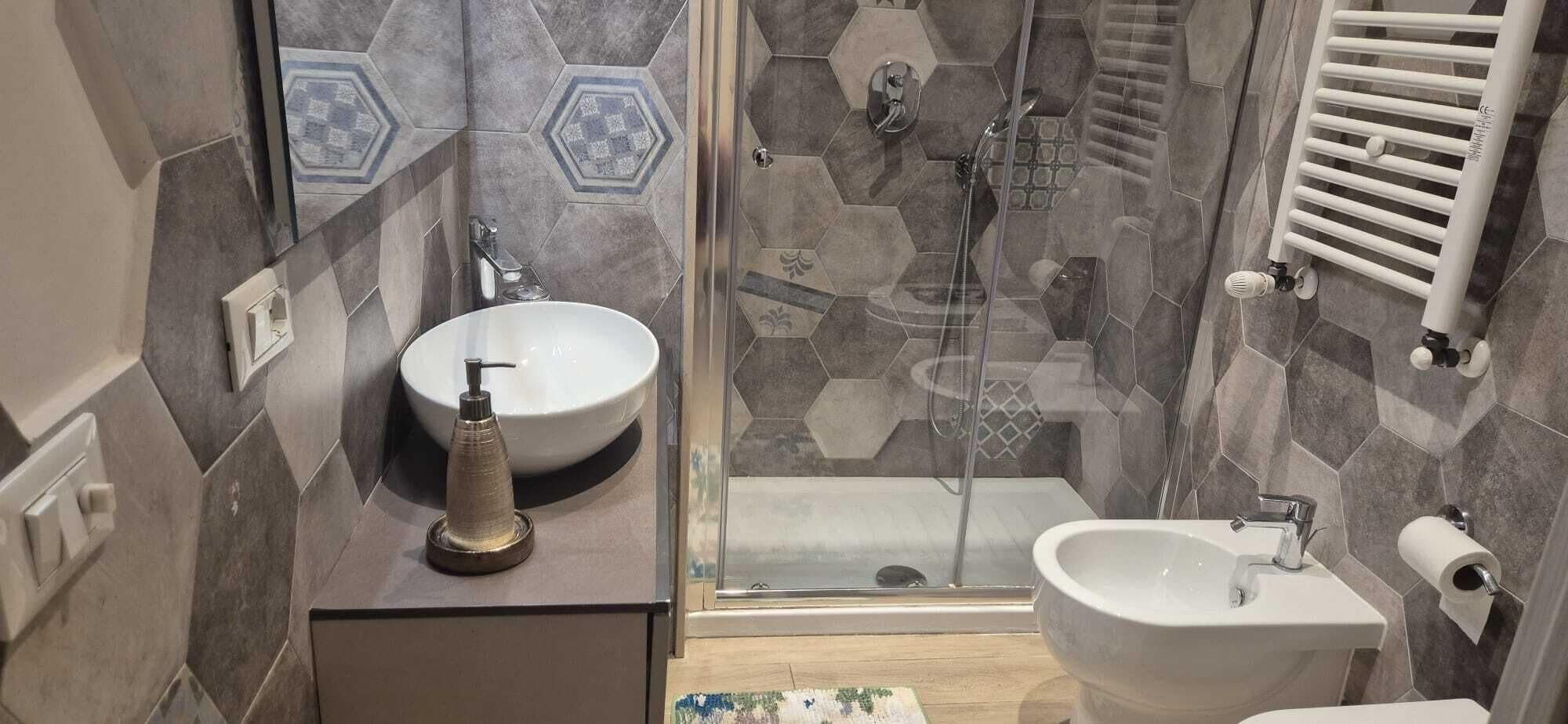 Camera Deluxe, 1 letto matrimoniale, bagno privato | Bathroom | Shower, rainfall showerhead, free toiletries, hair dryer