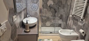 Camera Deluxe, 1 letto matrimoniale, bagno privato | Bad | Dusj, regndusjhode, toalettartikler (inkludert) og hårføner