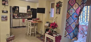 Camera Deluxe, 1 letto matrimoniale, bagno privato | Khu phòng khách | Smart TV 
