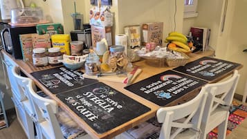 Habitación Deluxe, 1 cama matrimonial | Área de sala de estar | Smart TV