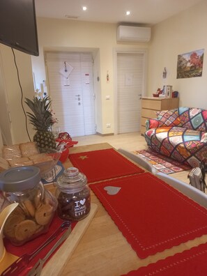 Camera Deluxe, 1 letto matrimoniale, bagno privato | Eget kjøkken | Kjøleskap på fellesområdet, mikrobølgeovn på fellesområdet og ovn