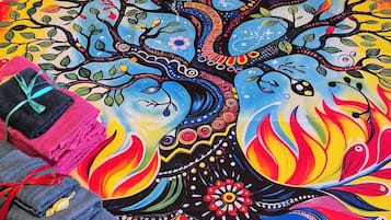 Rom – deluxe, 1 dobbeltseng | Dundyner, skrivebord, strykejern/-brett og wi-fi (inkludert)