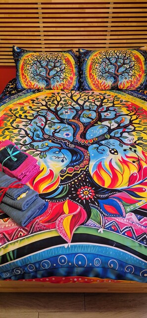 Quarto luxo, 1 cama de casal | Edredons de pluma, ferros/tábuas de passar roupa, Wi-Fi de cortesia