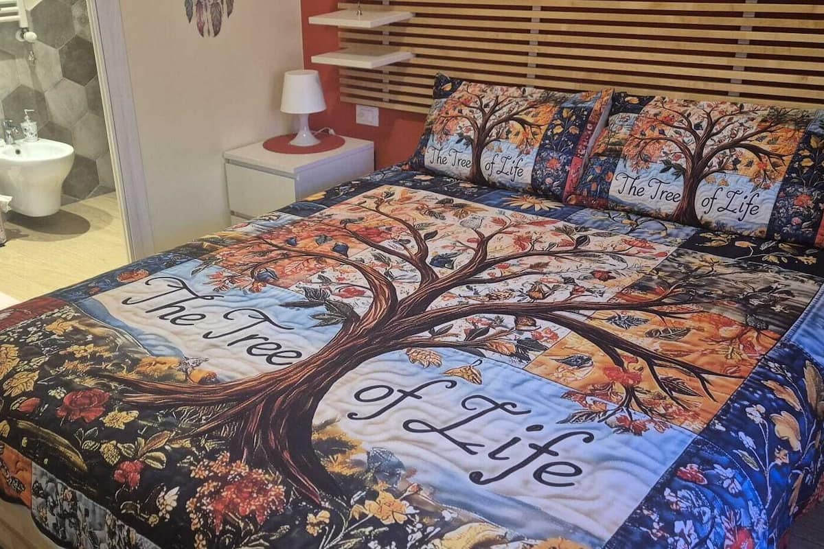 Camera Deluxe, 1 letto matrimoniale, bagno privato | Untuvapeitot, työpöytä, silitysrauta/-lauta, ilmainen Wi-Fi