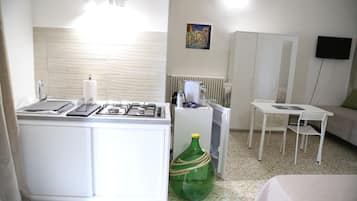 Refrigerador con freezer, placa de cocina, cafetera expreso