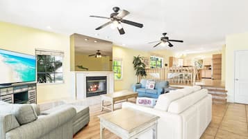 Een smart-tv, een open haard, boeken en een filmbibliotheek